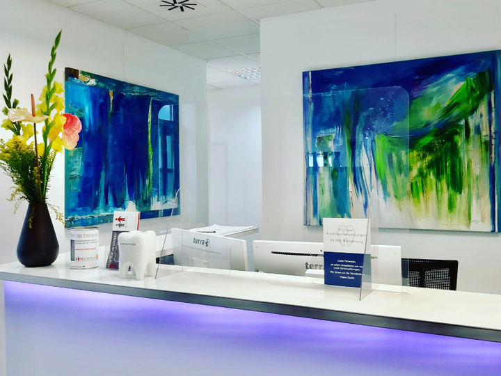 Kunst in der Arztpraxis Empfangsbereich